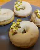 Donuts de chocolate blanco con crema pastelera de pistacho