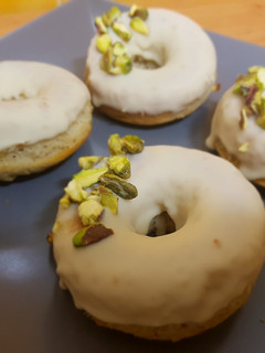 Una foto de Donuts de chocolate blanco con crema pastelera de pistacho