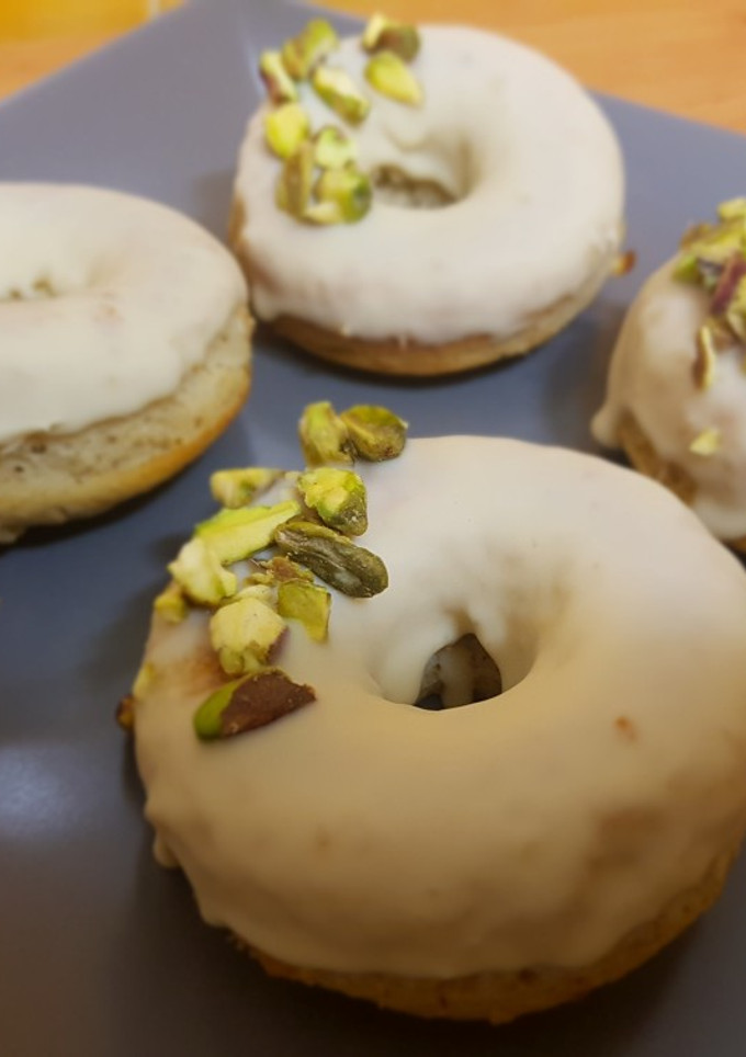 Una foto de Donuts de chocolate blanco con crema pastelera de pistacho