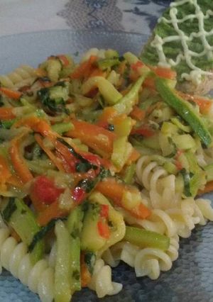 Una foto de Fideos tirabuzón con verduras