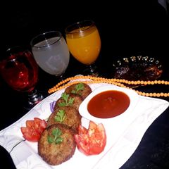 A picture of White sauce kabab.
