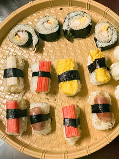 Hình của món Sushi thập cẩm.