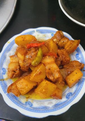 Hình của món Thịt ba chỉ kho khoai tây.
