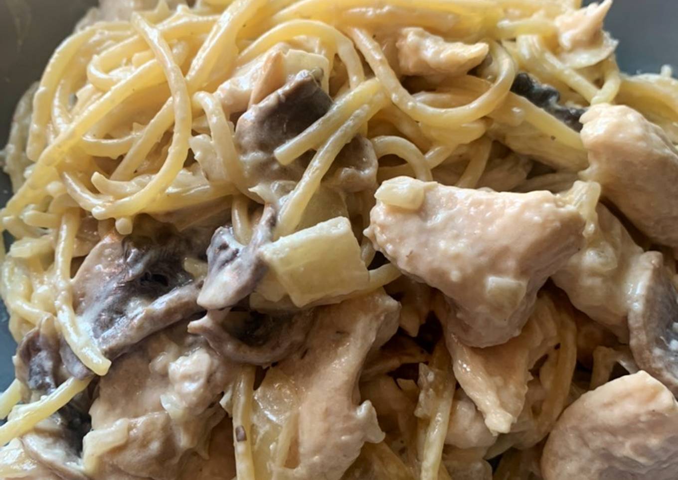 Pollo con nata y champiñones