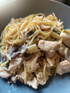 Una foto de Pollo con nata y champiñones