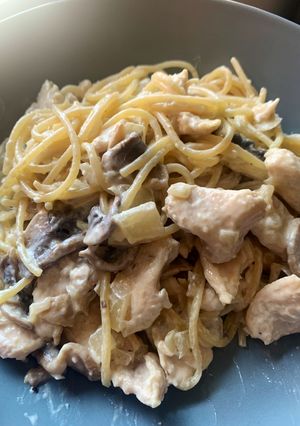 Una foto de Pollo con nata y champiñones