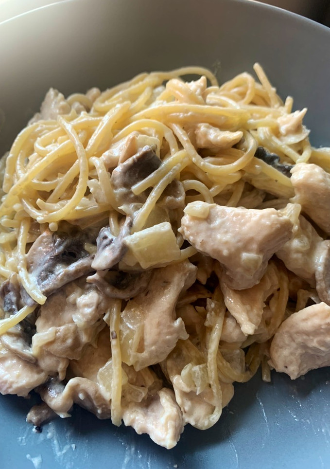 Una foto de Pollo con nata y champiñones