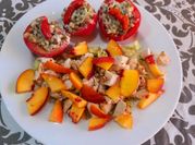 Una foto de ensalada de tomates rellenos