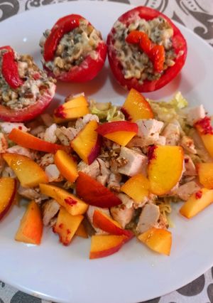 Una foto de Tomates rellenos de porotos y ensalada de pollo lechuga y durazno