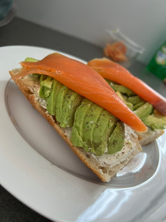 Une photo de Tartine saumon avocat