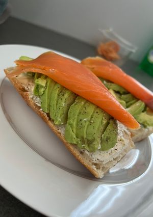 Une photo de Tartine saumon avocat