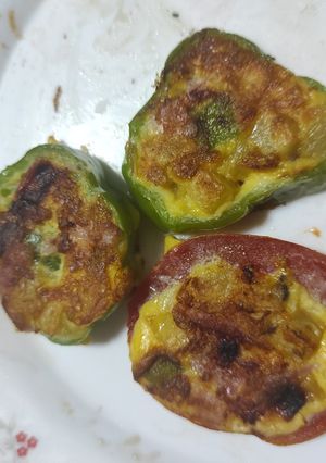 Una foto de Pimientos y tomates rellenos de tortilla (de patata)