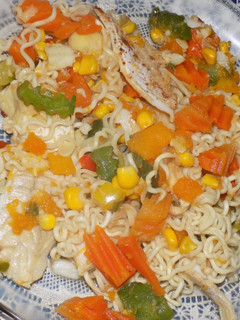Una foto de Pasta Ramen con verduras y pescado