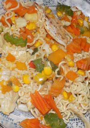 Una foto de Pasta Ramen con verduras y pescado