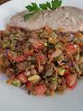 Ensalada de lentejas, tomate, zanahoria y palta
