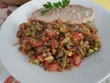 Ensalada de lentejas, tomate, zanahoria y palta
