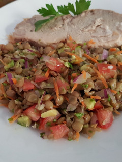 Una foto de Ensalada de lentejas, tomate, zanahoria y palta
