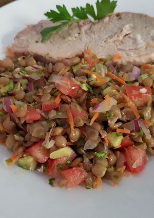 Una foto de Ensalada de lentejas, tomate, zanahoria y palta