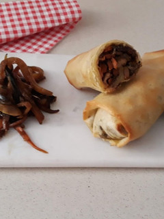 Una foto de Champiñones y verdura en masa filo