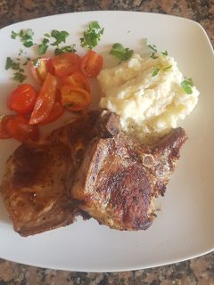 Una foto de Costillitas de cerdo, rellenas con alcaparras y morrón