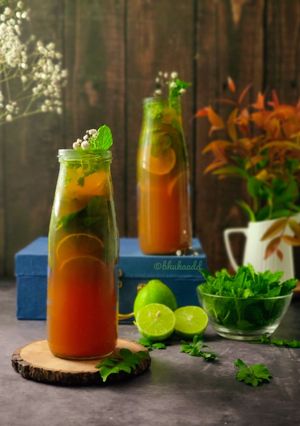 A picture of Mint lemon orange Iced tea.