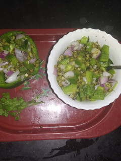 முளைகட்டின பச்சை பயிர் சேலட் (Mullikatina Green gram Salad recipe in tamil) செய்முறை முக்கிய புகைப்படம்