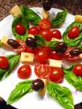 Ensalada de albahaca, queso, tomates cherry y aceitunas negras