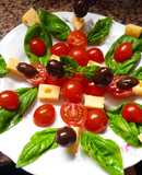 Ensalada de albahaca, queso, tomates cherry y aceitunas negras