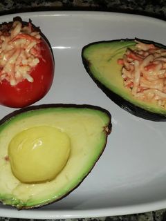 Une photo de Avocat et tomate au râpé de surimi sauce cocktail