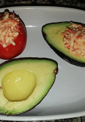Une photo de Avocat et tomate au râpé de surimi sauce cocktail