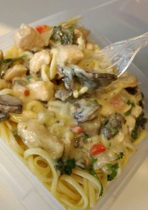 Una foto de Pasta Alfredo con espinacas