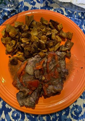 Una foto de Lomo a la mostaza al horno con batatas