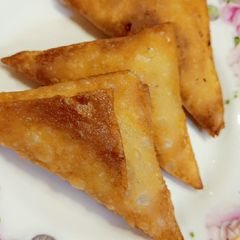 Vegetable samosa (cabbage, carrot and capsicum) A picture of Vegetable samosa (cabbage, carrot and capsicum).