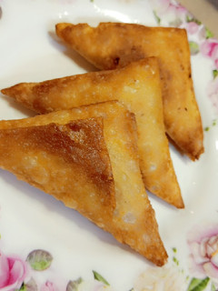 A picture of Vegetable samosa (cabbage, carrot and capsicum).