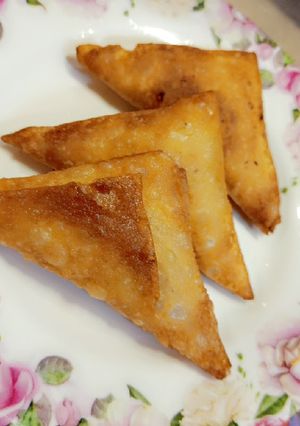 A picture of Vegetable samosa (cabbage, carrot and capsicum).