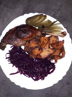 Sült libacomb párolt káposztával, édes fűszeres sültburgonyával recept fotója