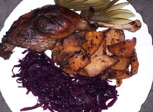 Sült libacomb párolt káposztával, édes fűszeres sültburgonyával recept fotója