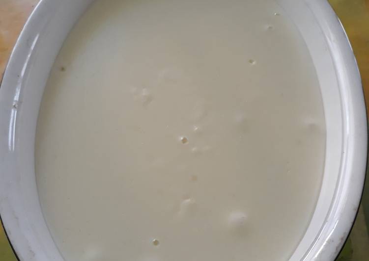 Budino al latte senza uova con base di biscotti