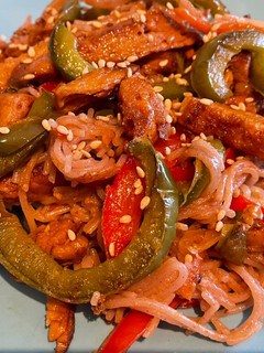 Una foto de Fideos de arroz integral con salsa de cacahuete y soja