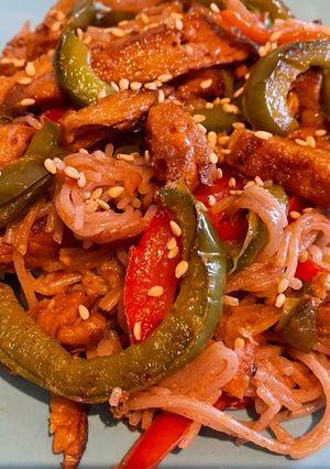 Una foto de Fideos de arroz integral con salsa de cacahuete y soja