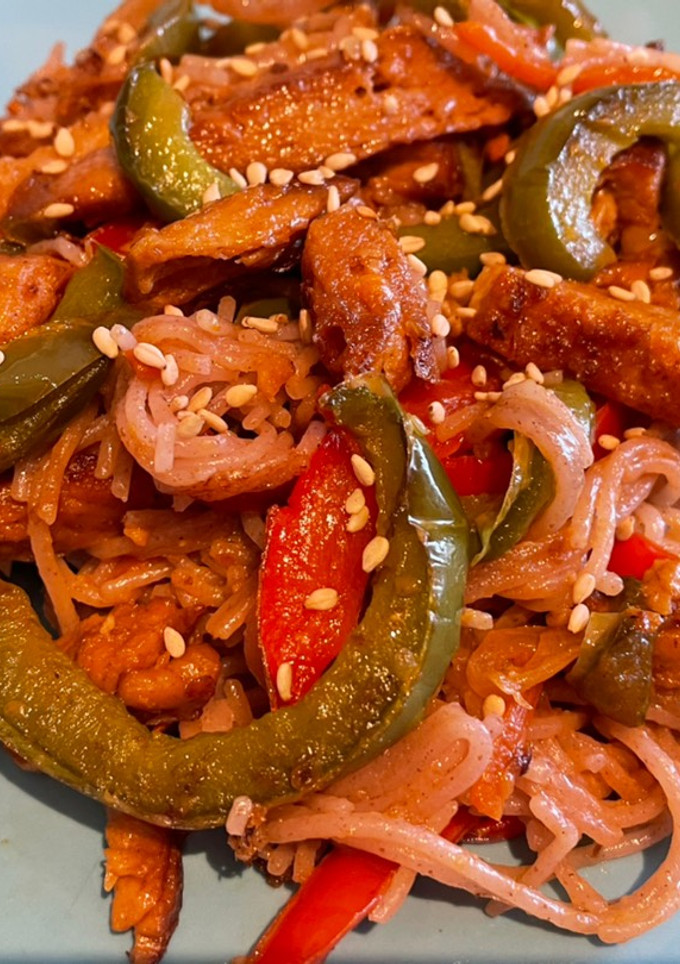 Una foto de Fideos de arroz integral con salsa de cacahuete y soja