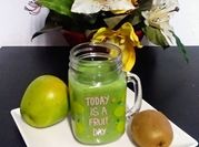 Una foto de batido de kiwi con avena