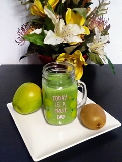 Una foto de Batido de kiwi y manzana