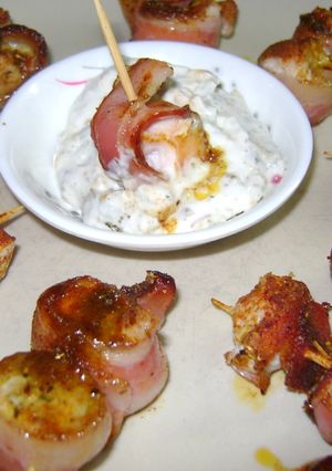 Una foto de Bombones de pollo al curry  envueltos en panceta caramelizada
