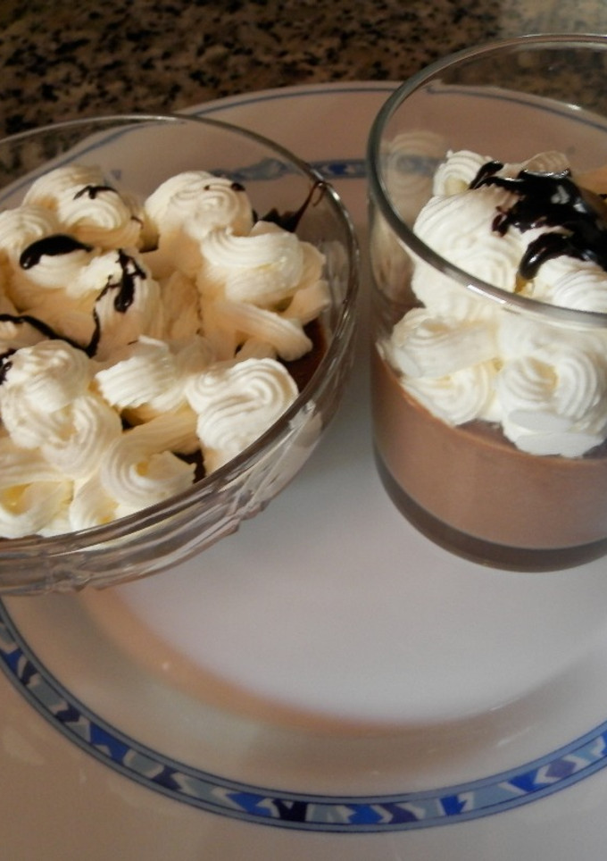 Una foto de Vasos de chocolate y nata