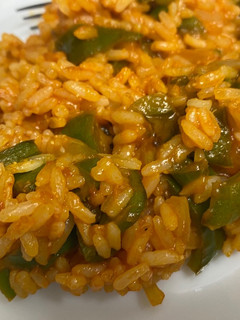 Una foto de Arroz con cebolla, pimiento verde y tomate
