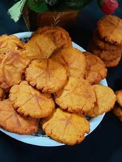 ठेकुआ (thekua recipe in hindi) रेसिपी मुख्य फोटो