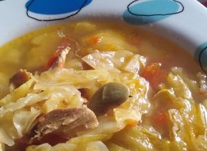 Una foto de Guisado de pollo recuperado y garrofón