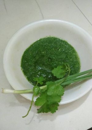 A picture of Dhaniya lehsun pati chutney.