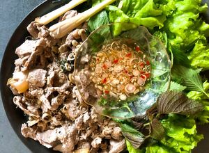 Hình của món Bê Thui Hấp Sả Gừng Lá Tía Tô.